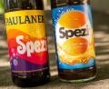 Bild: Peter Kneffel/dpa
Eine Flasche des Kultgetränks "Spezi" (links) von der Großbrauerei Paulaner und eine Flasche "Spezi" der Augsburger Riegele Brauerei.