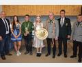 Bild: jr
Zur neuen Schützenkönigin in Großensees wurde Sarah Haberkorn (Mitte) gekürt, sie folgt auf Erich Völkl (Dritter von rechts). Neuer Jugendkönig ist Felix Grillmeier (Dritter von links), der seine Schwester Sophie (Zweite von links) ablöst. Es gratulierten Bürgermeister Johann Burger (links) sowie Vorsitzender Helmut Kipferl (rechts) und Gauschützenmeister Manfred Zölch.