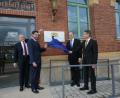 Bild: bey
Das Schild mit der neuen Behörde enthüllen (von links) Klaus Herzog, Präsident des Landesamtes für Finanzen, Landtagsabgeordneter Stephan Oetzinger, Finanzminister Albert Füracker und der neue Leiter des Landesamtes für Finanzen Weiden, Regierungsdirektor Roland Zellmer.