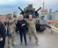 Archivbild: Jörg Blank
Anfang Oktober besichtigte Verteidigungsministerin Christine Lambrecht (SPD, Zweite von rechts) besichtigt mit ihrem ukrainischen Amtskollegen Olexij Resnikow (rechts) im Getreidehafen von Odessa einen ursprünglich aus Deutschland stammenden Flugabwehrpanzer vom Typ Gepard. Die Ukraine benötigt mehr der Luftabwehrsysteme.