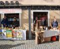Bild: wku
Zwei Anbieter auf dem Markt der Genüsse: Links der Stand des Imkervereins, rechts das Angebot des "Königsteiner Holzwurms" Andreas Brunner und seiner Frau.