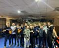 Bild: mzi
Die Boxer des BC Amberg beim Turnier in Zota. Vordere Reihe von links Dima Kurjanowitsch, Valentin Wasiljew und Xaver Herrmann, hinten von links Betreuer Artur Burbach, Trainer Ruslan Schönfeld, Daniel Funk, Peter Sidorenko, Daniel Belz, Michael Metzler, Kirill Burbach, Artur Schönfeld, Eric Propp und Dietrich Herrmann.