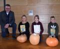Bild: ubb
Klaus Schuster (von links) zeichnete die Kinder mit den prächtigsten Kürbissen aus – Leonie Prüfer (8,6 Kilo, 3. Platz), Sophie Hubrich (10,6 Kilo, 1. Platz) und Hugo Männer (9,7 Kilo, 2. Platz).