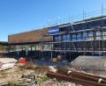 Bild: Lowak
Das neue Logistikzentrum von Rabe Bike im Gewerbepark in Windischeschenbach nimmt Formen an.