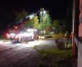 Bild: ui
Von einem Gewerbegrundstück gegenüber dem Altenstädter Großparkplatz fuhr die Neustädter Feuerwehr mit der Drehleiter an zwei Bäume, die zuvor lichterloh brannten.