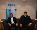 Bild: heb
Huberth Rosner (links), Vorsitzender des CSU-Ortsverbands, hatte sich mit Kaplan Ramon Rodriguez einen sympathischen und aufgeschlossenen Gesprächspartner auf das "Schwarze Kanapee" geholt.