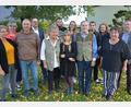 Bild: jr
Diamantene Hochzeit feierten im Kreise ihrer Familie Christa und Siegfried Judas (vorne, Mitte). Auf dem Bild nahmen sie ihre Urenkelin Sophia in die Mitte. Es gratulierten auch Bürgermeister Stephan Schübel (Vierter von links) und Pfarrgemeinderatssprecherin Jutta Braun (Zweite von links).