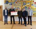 Bild: gi
Die beiden Vorsitzenden Peter Garreiss (Dritter von rechts) und Wolfgang Mayer (rechts) freuen sich mit Bürgermeister Armin Bulenda (links) über die Spende der Vereinigten Sparkassen Eschenbach, Neustadt, Vohenstrauß, die Landrat Andreas Meier (Zweiter von links) und Vorstandsvorsitzender Gerhard Hösl (Zweiter von rechts) überreichen.