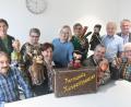 Bild: Gabi Schönberger
Hermann Papaczek (sitzend, links) und Hermann Helgert (stehend, rechts) sind mit ihren Puppen gern gesehene Gäste in vielen Gemeinden, bestätigen die Bürgermeister. Von den Aufführungen profitiert auch der Verein "Lichtblicke" um Vorsitzende Viola Vogelsang-Reichl (links).
