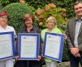 Bild: sm
Das Seniorenwohnheim Löffler ehrte drei langjährige Mitarbeiterinnen. Von links Lidia Neigum, Geschäftsführerin Irina Löffler-Ilinov, Anna Schütz und Gratulant Florian Rieder von der IHK.