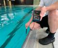Bild: Gabi Schönberger
29,3 Grad! Bademeister Josef Lingl überprüft die Wassertemperatur im Hallenbad in Eschenbach.