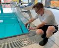 Bild: Gabi Schönberger
Bademeister Josef Lingl überprüft im Hallenbad Eschenbach die Wassertemperatur.