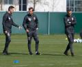 Bild: Sven Hoppe/dpa/Archivbild
Der neue Chef-Trainer Markus Weinzierl (M), Torwarttrainer Kristian Barbuscak (l) und Co-Tainer Tobias Zellner standen bereits in Augsburg zusammen auf dem Trainingsplatz.