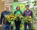 Bild: Eichl
Blumen für die Kandidaten: Laura Weber, Ali Zant (links) und Harald Neumann; die Listenkandidatin für den Bezirkstag, Sonja Reichold, wurde wegen Urlaubs in Abwesenheit gewählt.