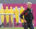 Bild: Peter Kneffel/dpa
FC Bayerns Trainer Julian Nagelsmann geht über das Trainingsgelände seines Vereins.