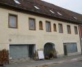 Bild: bey
Die Stadt Pleystein hat das Gebäude "Marktplatz 6" erworben. Einschließlich aller Nebengebäude muss es jetzt vollständig entrümpelt werden. Dafür sollen Mittel aus dem Städtebauförderprogramm beantragt werden.