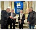 Bild: Eichl
Pfarrer Alfons Forster (links), neben Edith Lang und Werner Friedmann (rechts) einer der drei Vorsitzenden der Gesellschaft für Christlich-Jüdische Zusammenarbeit Weiden, überreicht Fred Lehner die Ehrenurkunde.