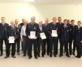 Bild: ffl
Langjährige Mitglieder der Feuerwehr Holzhammer werden geehrt (von links): Vorsitzender Stefan Kumeth, Richard Strähl, Bürgermeister Marcus Eichenmüller, Werner Schlosser, Hermann Bauer, Reinhard Prechtl, Josef Zeiler, Berthold Pinzer, Michael Siegert, Johann Friedl, Christian Forster, Thomas Prüll, Klaus Uschald und Kommandantin Anja Mayerhofer.