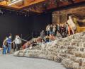Bild: sfo
Ein Teil des Ensembles der Neuen Tirschenreuther Passion 2022 probt auf dem Kunstfelsen, der am Spielort im Kettelerhaus aufgebaut ist. Die Premiere des Stücks ist am Freitag, 21. Oktober.