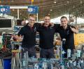 Bild: Frank Erpinar
Die Rogers-Buben Felix Thaller (links) und Jonas Fuhrich (rechts) jubeln mit Bundestrainer Christian Hartwig: Bei den Weltmeisterschaften der Berufe in Stuttgart gewann das Duo eine "Medal of Excellence" und schrammte knapp am Weltmeistertitel vorbei.