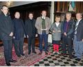 Bild: Götz/exb
Pfarrer Marek Badida, Johannes Doleschal, Andreas Merl, Bürgermeister von Nabburg Frank Zeitler, Jana Tomascova, Bürgermeister von Horsovsky Tyn Josef Holecek und Arbeitskreisvorsitzenden Josef Götz zeigt das während der Spendenübergabe (von links).