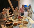 Bild: CSU Waldsassen/exb
"Mim Red'n kumma d'Leit zamm" – so lautete das Motto beim Heimatabend der CSU im Kunsthaus Waldsassen. Das zuvor zubereitete bayerische Büfett ließen sich die Besucher danach gemeinsam schmecken.