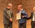 Bild: Margit Güll/exb
Ministerpräsident Markus Söder (links) und Landesleiter Thomas Lobensteiner (rechts) zeichnen Bereitschaftsleiter Dieter Güll (Mitte) aus.