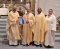 Bild: Agnes Jonas/exb
Regionaldekan Holger Kruschina übergibt Stadtpfarrer Stefan Wagner (von links) die Ernennung zum Prodekan. Pfarrvikar Emmanuel Ogbu und Pastoralreferentin Susanne Albang gratulieren.