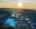 Bildmontage: Siemens/exb
Das Bild ist eine Visualisierung der Siemens AG von der Wasserstofferzeugungs-Anlage im Wunsiedler Energiepark. Davon kann nun auch die Gemeinde Ebnath, mit ihrem Beitritt zur „Zukunftsenergie Nordostbayern“, profitieren.