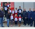 Bild: gis
Die ausgezeichneten Buben: :Paul Bleuse, Lukas Nickl, Tyler Ströhlein, Jonas Nickl, Moritz Hautmann, Lukas Nickl (obere Reihe von links), Milena Bleuse, Emilia Korn und Emma Hautmann (vorne von links) Kinderfeuerwehrbeauftragte der Unterlinder Feuerwehr Susanne Bayer (zweite von links), sowie zweiter Bürgermeister Franz Scharl (links). Gratulation gab es auch von Erstem Kommandant Raphael Pscherer, Kreisbrandmeister Johannes Geisler und FFW-Vorsitzender Winfried Prokisch (von rechts).
