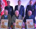 Bild: jr
Seit 80 Jahren halten Hans Mayer und Ludwig Männer (sitzend, von links) der Feuerwehr Pleußen die Treue, Karl Weiß (sitzend, rechts) gehört seit 75 Jahren zur Feuerwehr. Es gratulierten (stehend, von links) Kommandant Wolfgang Haberkorn, Bürgermeister Stefan Grillmeier und Zweiter Vorsitzender Anton Kunz.