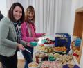 Bild: Nicole Koller
Gastgeber und Gäste bestücken das Mitbring-Buffet und genießen die Schmankerl später gemeinsam.