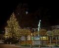 Archivbild: tr
Das Archivbild zeigt den Basilika-Vorplatz in Waldsassen in der Weihnachtszeit. Die Stadt will heuer nur noch einen großen Christbaum aufstellen und nicht mehr wie bisher drei Exemplare. Reduziert werden soll auch die übrige Weihnachtsbeleuchtung. Details stehen aber noch nicht fest.