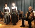 Bild: wro
Mit humorvollen Einlagen und Couplets begeisterten Waltraud Neubauer-Zupfer und Renate Zupfer-Vilas - bekannt als "Zupfer-Moidln" - beim Volksmusikabend. Begleitet wurden sie von Gerhard Reber.
