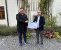Bild: ads
CSU-Ortsvorsitzender Thomas Hottner (links) übergibt Bürgermeister Marcus Eichenmüller eine Spende von 1000 Euro für die Kriegsflüchtlinge aus der Ukraine vor Ort.