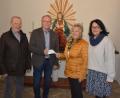 Bild: jr
Mit einer Spende in Höhe von 1500 Euro unterstützte der KAB-Ortsverband Konnersreuth die Sanierung einer Madonnenfigur (im Hintergrund) sowie von vier Kerzenleuchtern in der Kalvarienbergkapelle. Im Bild die Übergabe des Geldes mit (von links) Leopold Grassold, Bürgermeister Max Bindl, KAB-Vorsitzender Lisa Kien und Elvira Schiedeck.