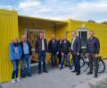 Bild: fg
"Der Start ins neue Kindergartenjahr im knallgelben Provisorium ist gelungen", teilt Leiterin Evelyn Högl (links) vom Antonius-Kindergarten dem Bauausschuss des Hirschauer Stadtrats und Bürgermeister Hermann Falk (Dritter von links) mit. Im Frühjahr soll die Außenspielfläche deutlich besser ausgestattet werden.