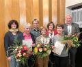 Bild: Jacqueline Käck/exb
Langjährige Mitglieder werden bei der diesjährigen Jahreshauptversammlung geehrt (hinten von links): CSU-Stadträtin Brigitte Kreinhöfner, Vorsitzender Martin Käck, zweite Vorsitzende Irene Laubenstein , SPD-Stadtrat Stefan Seitz.
Die Geehrten (von links): Johanna Kopatsch, Rita Geiler, Wilma Armer.