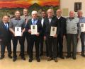 Bild: Hans Pfannenstein/exb
Den Geehrten (mit Urkunde von links) Franz Vogl jun. Ludwig Eckl, Ernst Lobinger und Hans Kiesl gratulierten die Ehrengäste (von links) Pater Josef Schwemmer, Ehrenobmann Johann Neuber, Bürgermeister Norbert Eckl, Pfarrer Herbert Rösl und Gründungsmitglied Georg Schottenheim.