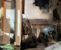Bild: Feuerwehr Stulln/exb
Am späten Samstagabend brennt eine Garage in Stulln an der St.-Barbara-Straße. Die Feuerwehr kann ein Übergreifen auf ein benachbartes Wohnhaus und ein Gebäude der Pfarrei verhindern.