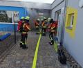 Bild: mde
Die Feuerwehr Kemnath war zur Übung mit 14 Kräften und 4 Fahrzeugen in die Berndorfer Straße angerückt. Angenommen wurde ein Brandausbruch mit starker Rauchentwicklung und verqualmtem Flur- und Eingangsbereich.