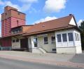 Bild: fz
Stolzer Besitzer des ehemaligen Raiffeisengebäudes in Wurz ist nun die Gemeinde. Nun ist guter Rat teuer, was man damit macht. Ein Gemeindehaus hat man bereits in dem Püchersreuther Ortsteil.