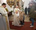 Bild: gi
Sehr zahlreich kommen die Eltern und Großeltern mit ihrem Nachwuchs – vom Baby bis zum Schulkind – zur Kindersegnung mit Bischof Rudolf Voderholzer in die Wieskirche. Zur Seite stehen dem Oberhirten dabei Pfarrer Udo Klösel (links) und Diakon Herbert Sturm.