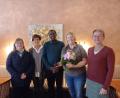 Bild: Pfarrgemeinderat Waldsassen/exb
Eine Spende in Höhe von 1410,50 Euro durften die Mitglieder des Sachausschusses des Pfarrgemeinderats (PFG) an Pfarrvikar Dr. Timon Ochieng Odeny (Mitte) übergeben. Von links die Ausschussmitglieder Rita Heinrich und Gabi Schmid sowie von rechts Paula Pöllinger und Karin Neumann von der Bäckerei Rosner.