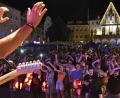 Archivbild: Petra Hartl
So schön war das Altstadtfest heuer in Amberg – nicht nur bei De Scho Wieda auf dem Marktplatz herrschte Partystimmung.