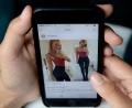 Symbolbild: Monika Skolimowska/dpa
Eine junge Frau schaut sich das Instagram-Profil von Nutzerin Amalie Lee auf dem Display eines Smartphones an. Auf Instagram dokumentiert Lee, die an einer Essstörung leidet, ihren Weg zurück - ihre Heilung.