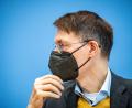 Bild: Michael Kappeler
Karl Lauterbach (SPD), Bundesminister für Gesundheit, fordert auf einer Pressekonferenz zur aktuellen Corona-Lage am Freitag, über eine Maskenpflicht in Innenräumen nachzudenken.