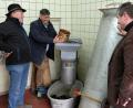 Bild: do
"Selwa g'macht". Eim Premium-Projekt der ILE, um alte Schlachttraditionen wieder aufleben zu lassen. Am liebsten würde ILE-Vorsitzender Edgar Knobloch (Bildmitte) mit Selwa-gmacht-Vorsitzenden Hans-Karl Hübner (links) und Vorbachs Bürgermeister Alexander Goller (rechts) gleich zum Wurschten beginnen.