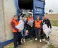 Bild: fks
Immer mit feuereifer dabei: Die Helfer*innen vom Jugendrotkreuz beim Verladen der allerletzten Altkleidersäcke im gut gefüllten Container (von links): Maximilian Lenk, Melanie Schultes, Marco Schöfer, Magdalena Bauer, Ben Wißgott und Simone Schultes.