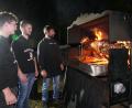 Bild: fvo
Gespannt inspizieren die Hüttenfreunde, an der Spitze Hüttenfreunde – Chef Christoph Gmeiner (Mitte) persönlich den Zustand der Kirwasau im Grill, mit dabei sein Bruder und Grillmeister Andy Gmeiner (rechts).